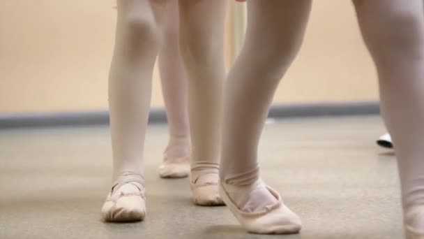 Las niñas bailan ballet. Niños en clase de ballet — Vídeo de stock