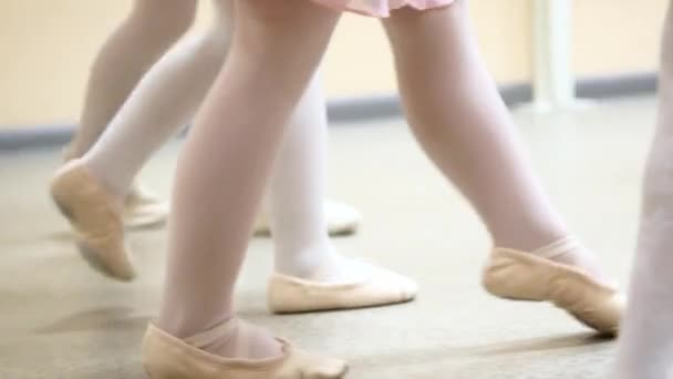 Le bambine ballano il balletto. Bambini in classe di balletto — Video Stock