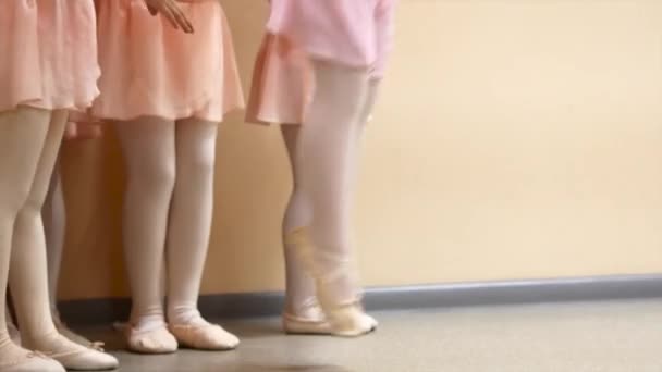 Las niñas bailan ballet. Niños en clase de ballet — Vídeo de stock