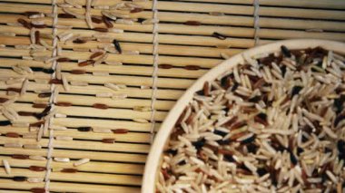 Bir tabak çiğ pirinç ve bambu sopalarla çeşitli