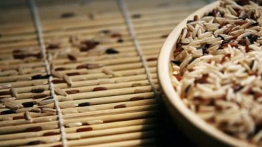 Bir tabak çiğ pirinç ve bambu sopalarla çeşitli