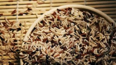 Bir tabak çiğ pirinç ve bambu sopalarla çeşitli