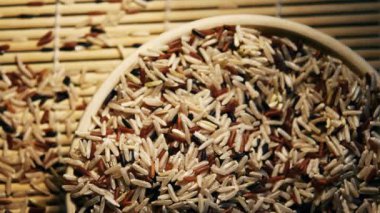 Bir tabak çiğ pirinç ve bambu sopalarla çeşitli