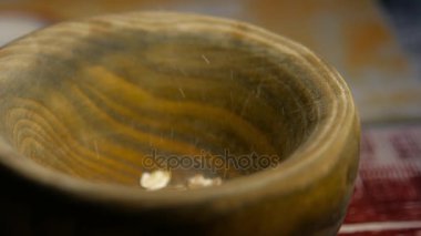 Yulaf gevreği bir kasenin içine dökülür. Sağlıklı gıda