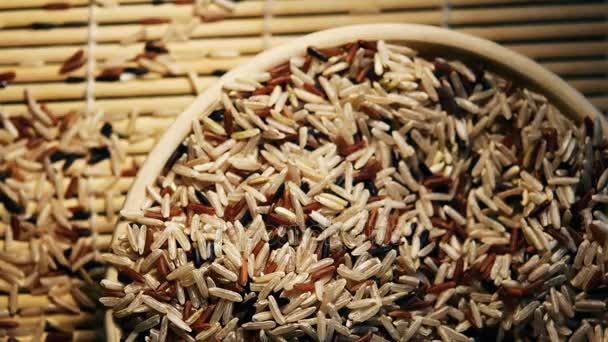 Deska s řadou syrové rýže a bambusové hole — Stock video