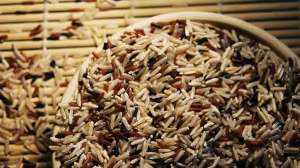 Un piatto con una varietà di riso crudo e bastoncini di bambù — Video Stock