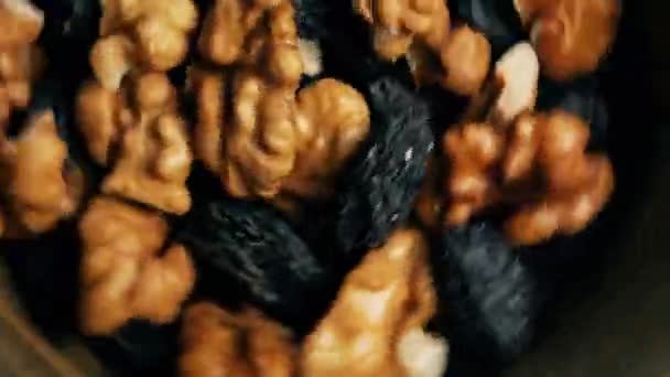 En tallrik med nötter och russin cirklande i en cirkel. Hälsosam mat — Stockvideo