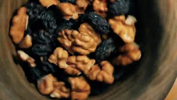 Deska s ořechy a rozinkami krouží v kruhu. Zdravé jídlo — Stock video