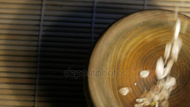 Flocos de aveia são derramados em uma tigela. Alimentos saudáveis — Vídeo de Stock