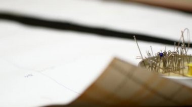 Çengelli iğne Yataklı. Kadın terzi çengelli iğne iğne yatağın çeker. Araçlar ve dikiş aksesuarları