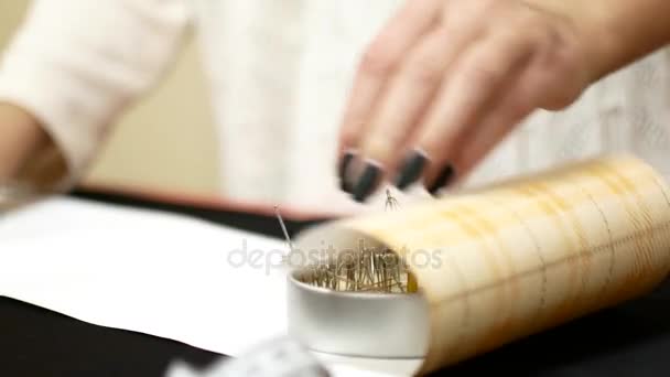 Jehelním lůžku s bezpečnostními čepy. Švadlena žena přitáhne bezpečnostní pin jehelním lůžku. Nástroje a doplňky pro šití — Stock video