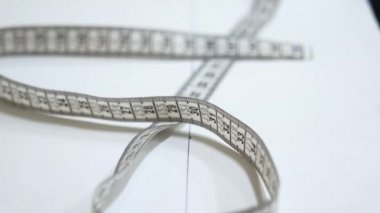 Çengelli iğne Yataklı. Kadın terzi çengelli iğne iğne yatağın çeker. Araçlar ve dikiş aksesuarları