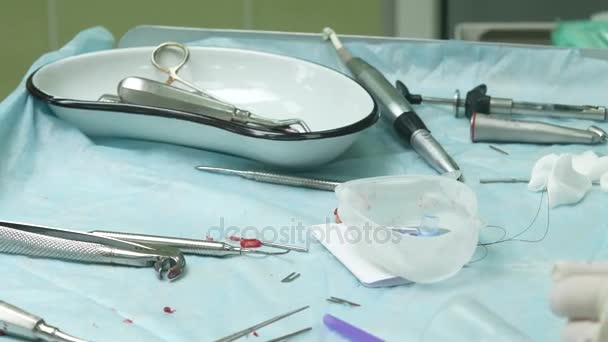 Instrumentos dentários para remover o dente na mesa. Dente rasgado ensanguentado — Vídeo de Stock