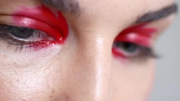 Close-up of beautiful female eyes with bright make-up — Stock Video