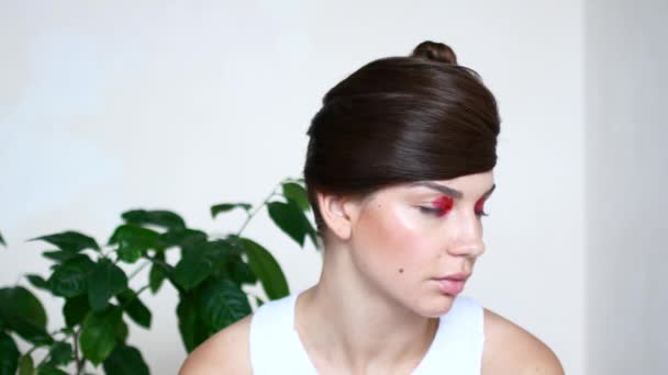 Portraits émotionnels d'une belle jeune femme au maquillage rouge vif 