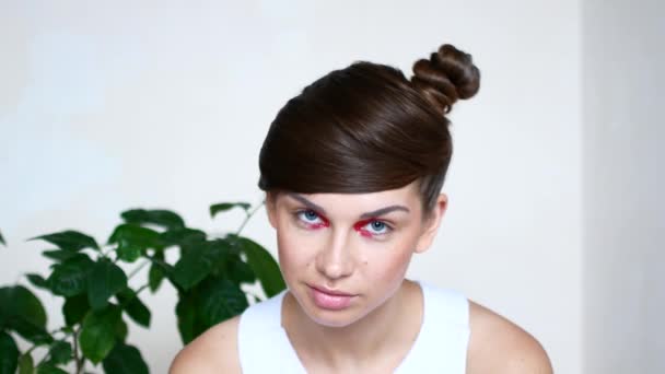 Portraits émotionnels d'une belle jeune femme au maquillage rouge vif 
