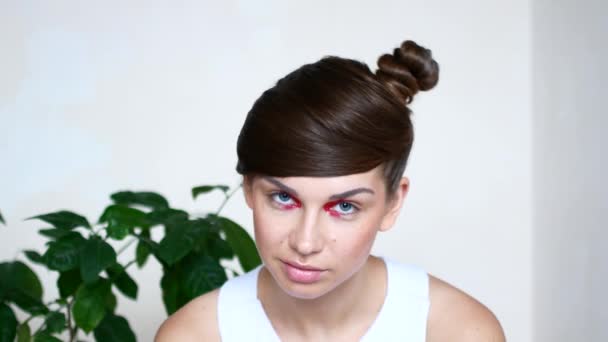 Retratos emocionales de una hermosa joven con maquillaje rojo brillante — Vídeos de Stock