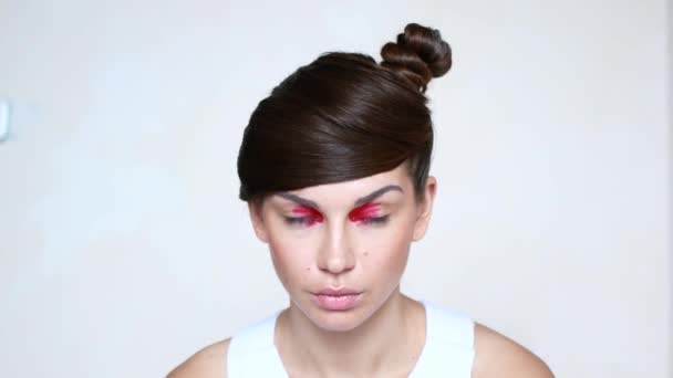 Portraits émotionnels d'une belle jeune femme au maquillage rouge vif 