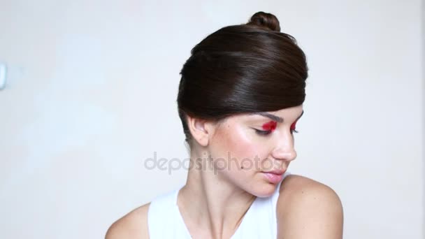 Portraits émotionnels d'une belle jeune femme au maquillage rouge vif — Video