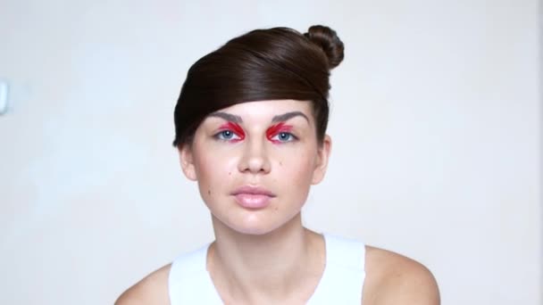 Portraits émotionnels d'une belle jeune femme au maquillage rouge vif — Video