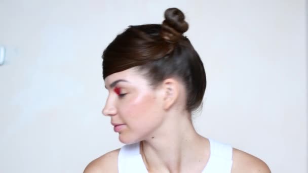 Portraits émotionnels d'une belle jeune femme au maquillage rouge vif 