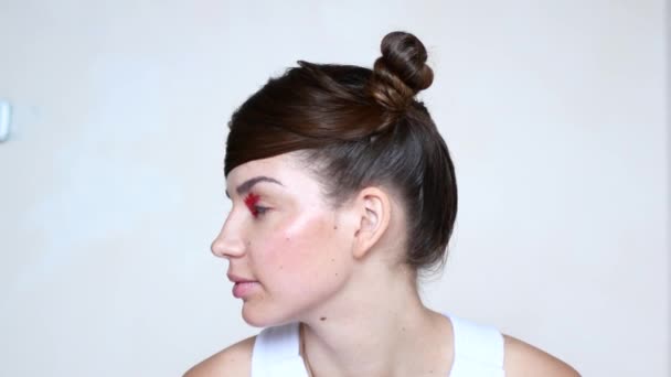 Portraits émotionnels d'une belle jeune femme au maquillage rouge vif 