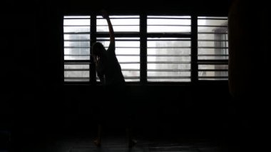 Bir adam sporda devreye girer. Pencere Panjur arka planı sporcu esniyor