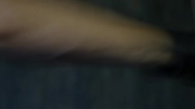 Bir adam bir çanta boks. Bir çanta eldiven ve darbeler yakın çekimler