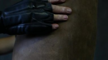 Bir adam bir çanta boks. Bir çanta eldiven ve darbeler yakın çekimler