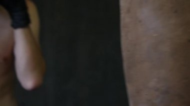 Bir adam bir çanta boks. Bir çanta eldiven ve darbeler yakın çekimler