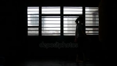 Bir adam için sevinç atlar. Loft daire erkekte