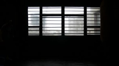 Bir adam için sevinç atlar. Loft daire erkekte