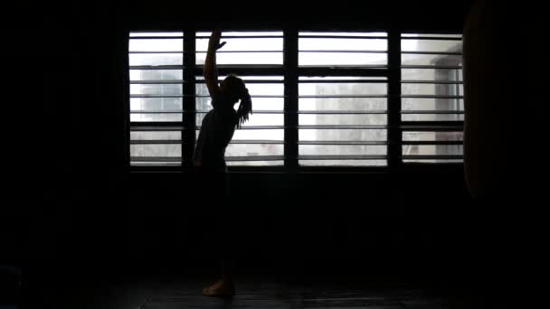 Un hombre se dedica al deporte. El atleta se extiende sobre el fondo de las persianas de la ventana — Vídeos de Stock