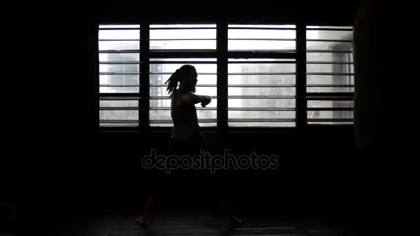 Bir adam sporda devreye girer. Pencere Panjur arka planı sporcu esniyor — Stok video