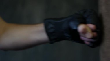 Bir adam bir çanta boks. Bir çanta eldiven ve darbeler yakın çekimler