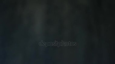 Bir adam bir çanta boks. Bir çanta eldiven ve darbeler yakın çekimler