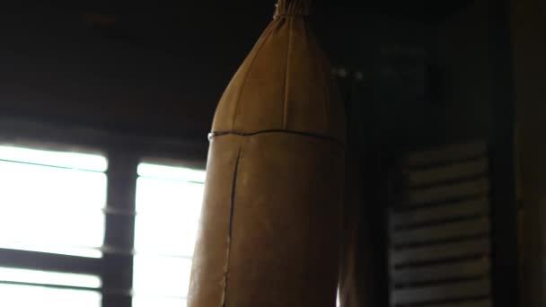 O saco de boxe oscila de lado a lado — Vídeo de Stock