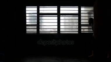 Bir adam için sevinç atlar. Loft daire erkekte