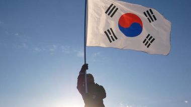 Güney Kore bayrağı ile kız amigo sevinir ve sporcular destekler