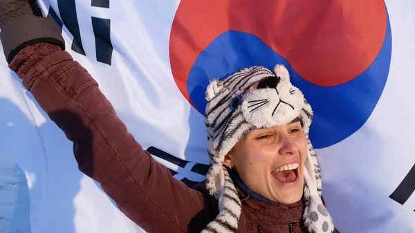 Дівчина в капелюх з білий тигр на тлі південнокорейських прапор — стокове фото