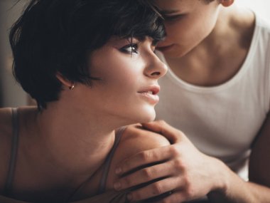 Genç çift evde birbirine aşık.