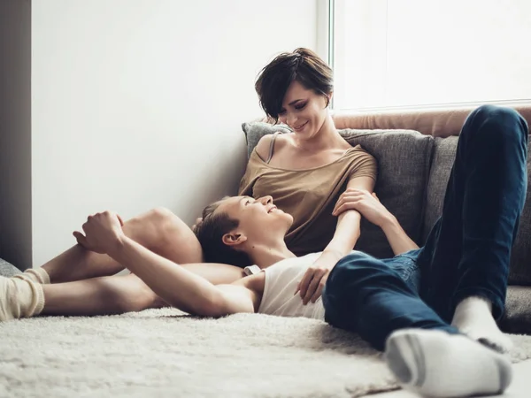 Jovem casal apaixonado em casa — Fotografia de Stock