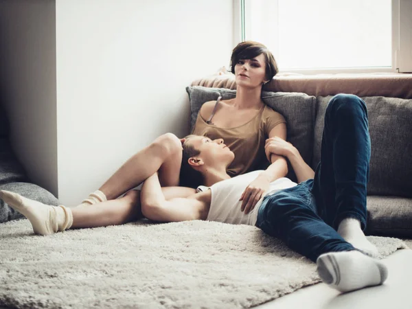 Giovane coppia innamorata a casa — Foto Stock