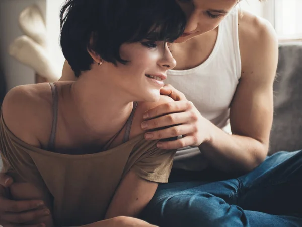 Jovem casal apaixonado em casa — Fotografia de Stock