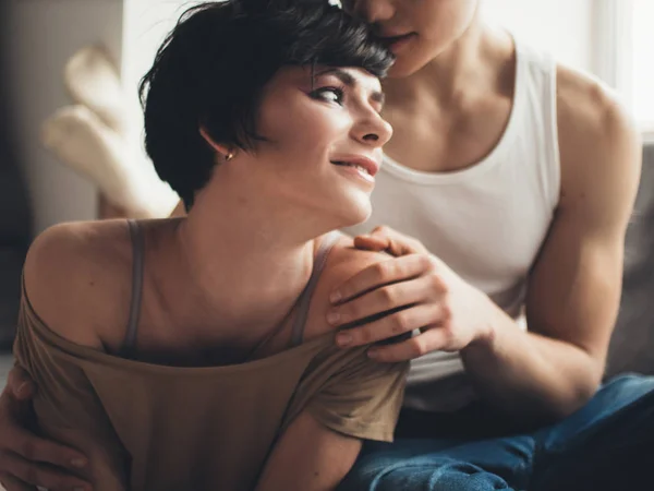 Jovem casal apaixonado em casa — Fotografia de Stock