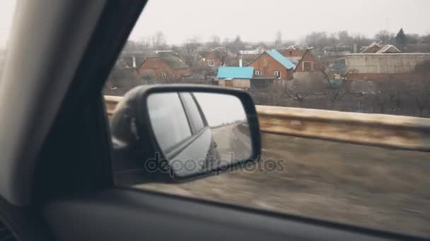 Tillbaka road återspeglas i bil spegel, bil kör fort. — Stockvideo