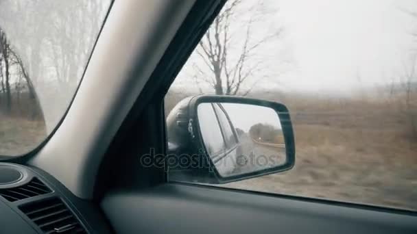 Задній шлях відбивається в дзеркалі автомобіля, автомобіль їде швидко . — стокове відео