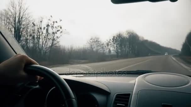 Närbild av händerna på ratten i en bil. — Stockvideo