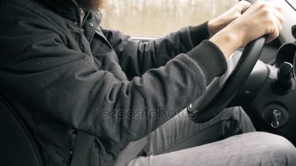 Primer plano de las manos en el volante de un coche . — Vídeos de Stock