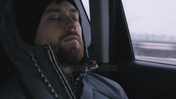 Ritratto di un uomo che dorme sul sedile posteriore di una macchina . — Video Stock